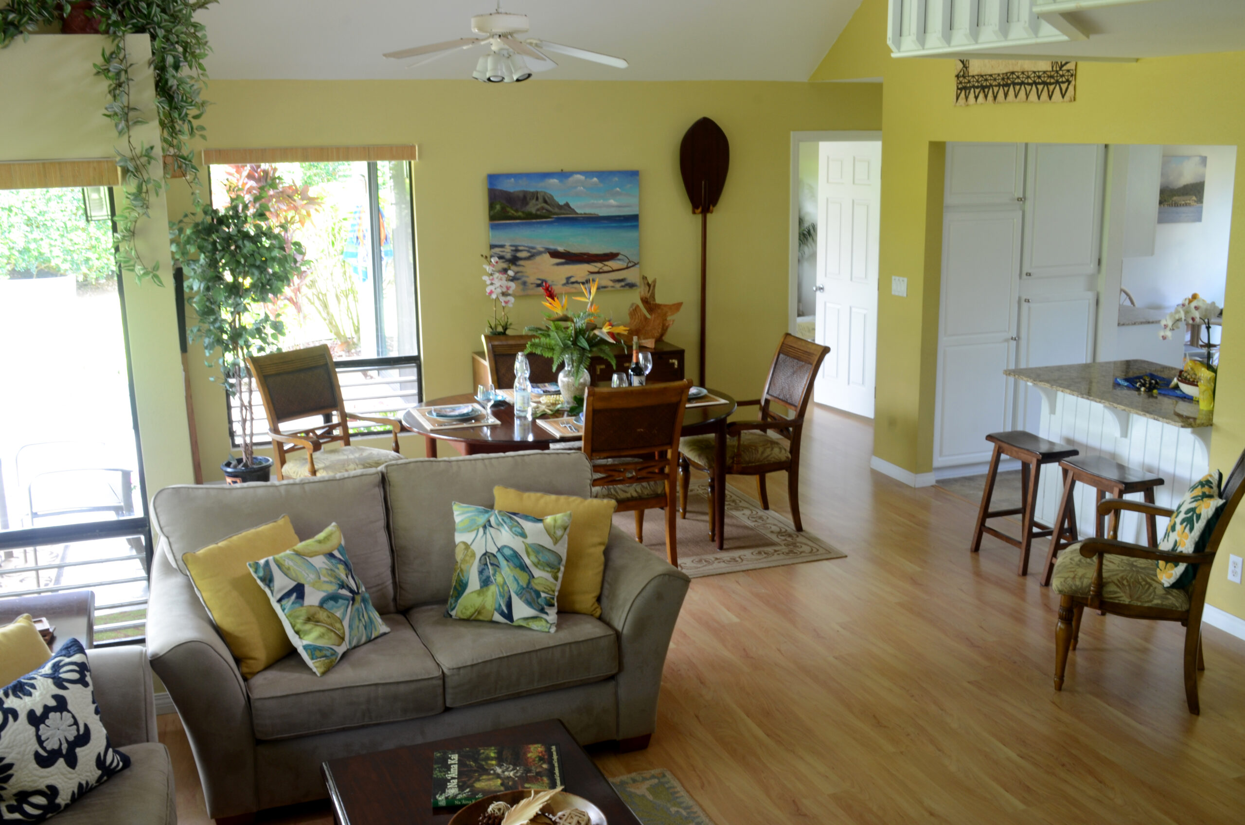 Tropical Kauai Rental living /dining room